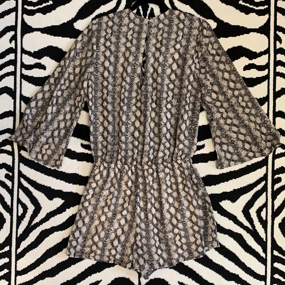 Show Me Your MuMu “Tillie Tie” Snake Print LaceUp Romper Size Large - Picture 8 of 16